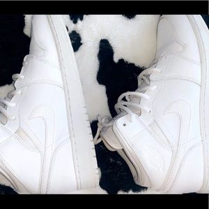 air jordan retro one mids (white)size 7